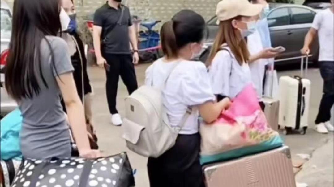 春夏穿搭|17岁女生独自找暑假工，工厂却已停招，网友：无助的眼神让人心疼