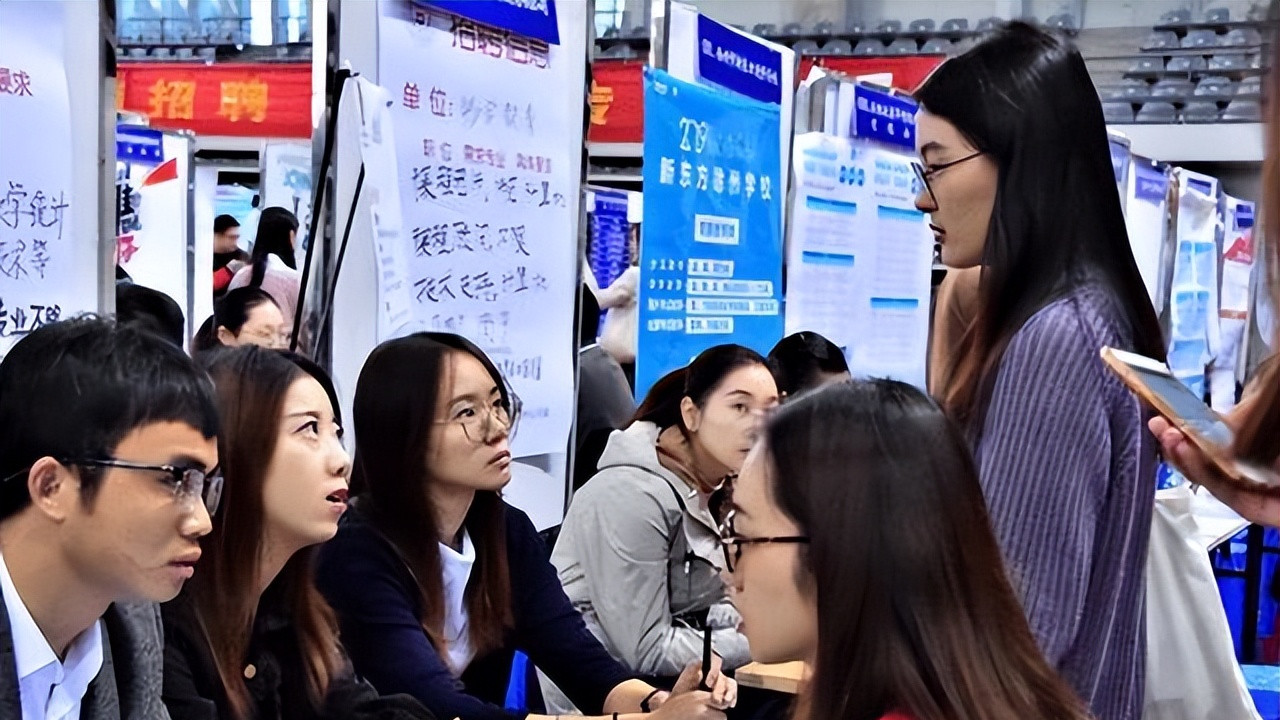 学历改成高中才找到工作，十几年白卷了？这届年轻人开始流行降级找工作